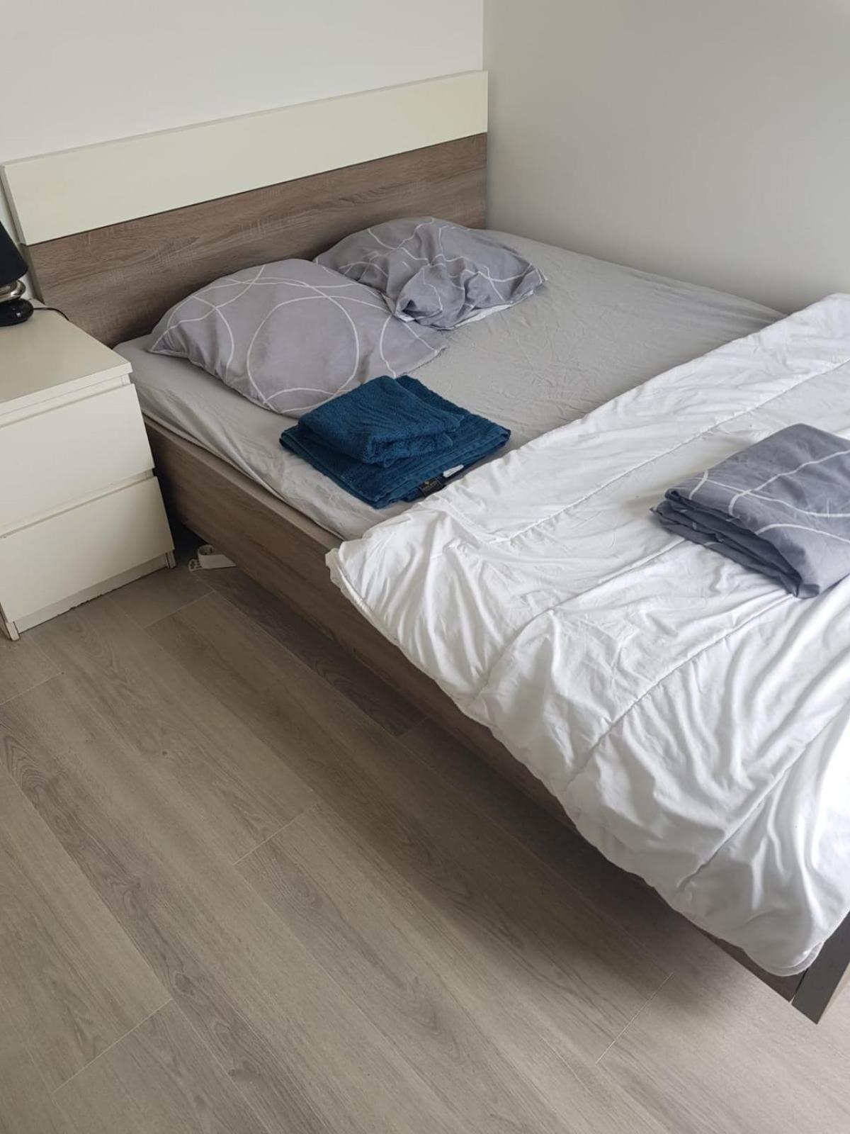 Neuve Dans Un Partage A 10 Minute Du Circuit 24h *